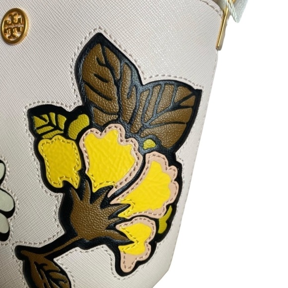 Tory Burch Robinson Bucket Bag Crossbody Purse Flower Appliqué NWT Leather - Picture 10 of 15
